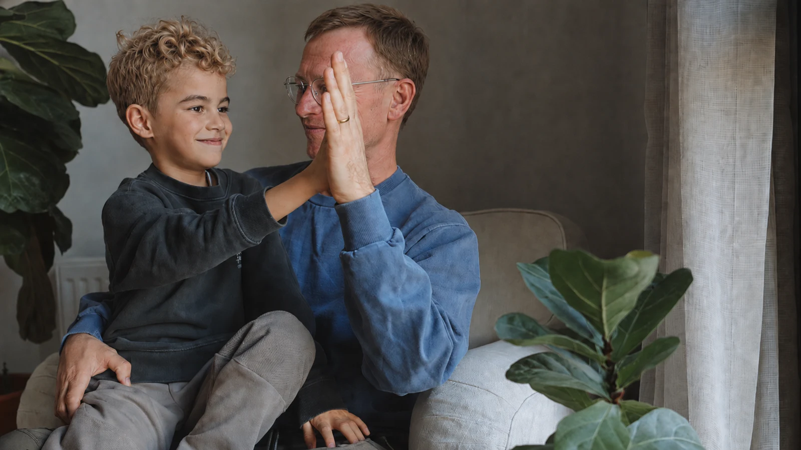 Martin Reiss mit seinem Neffen auf dem Sofa