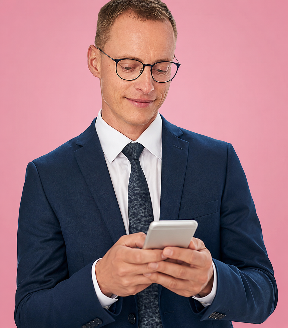 Junger attraktiver Steuerberater der REISS Steuerkanzlei nutzt ein Smartphone für die persönliche und digitale Beratung von M